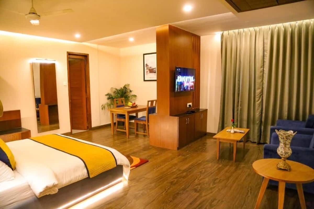 Minibar, escritorio y tabla de planchar con plancha 