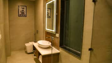 Suite | Bathroom | Shower, rainfall showerhead, free toiletries, towels