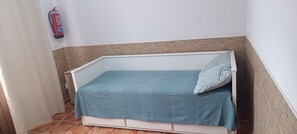 1 slaapkamer, een strijkplank/strijkijzer, gratis wifi, beddengoed