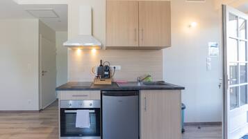 Refrigerador, horno, placa de cocina, cafetera/tetera