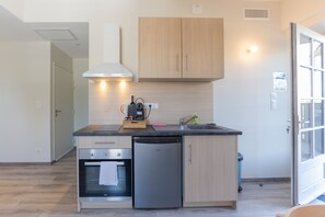 Refrigerador, horno, parrilla de estufa y cafetera y tetera 