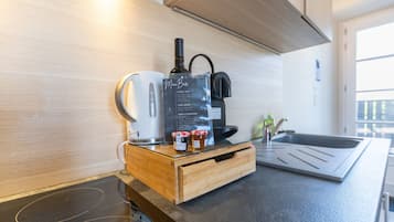 Køleskab, ovn, kogeplade, kaffe-/temaskine