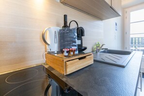 Een koelkast, een oven, een kookplaat, een koffiezetapparaat/waterkoker