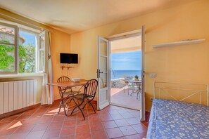 Dining - Apartment "Mare e Natura" with Sea View, Private Terraces & Wi-Fi (Marciana)