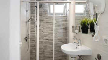 Regadera, secadora de cabello, toallas