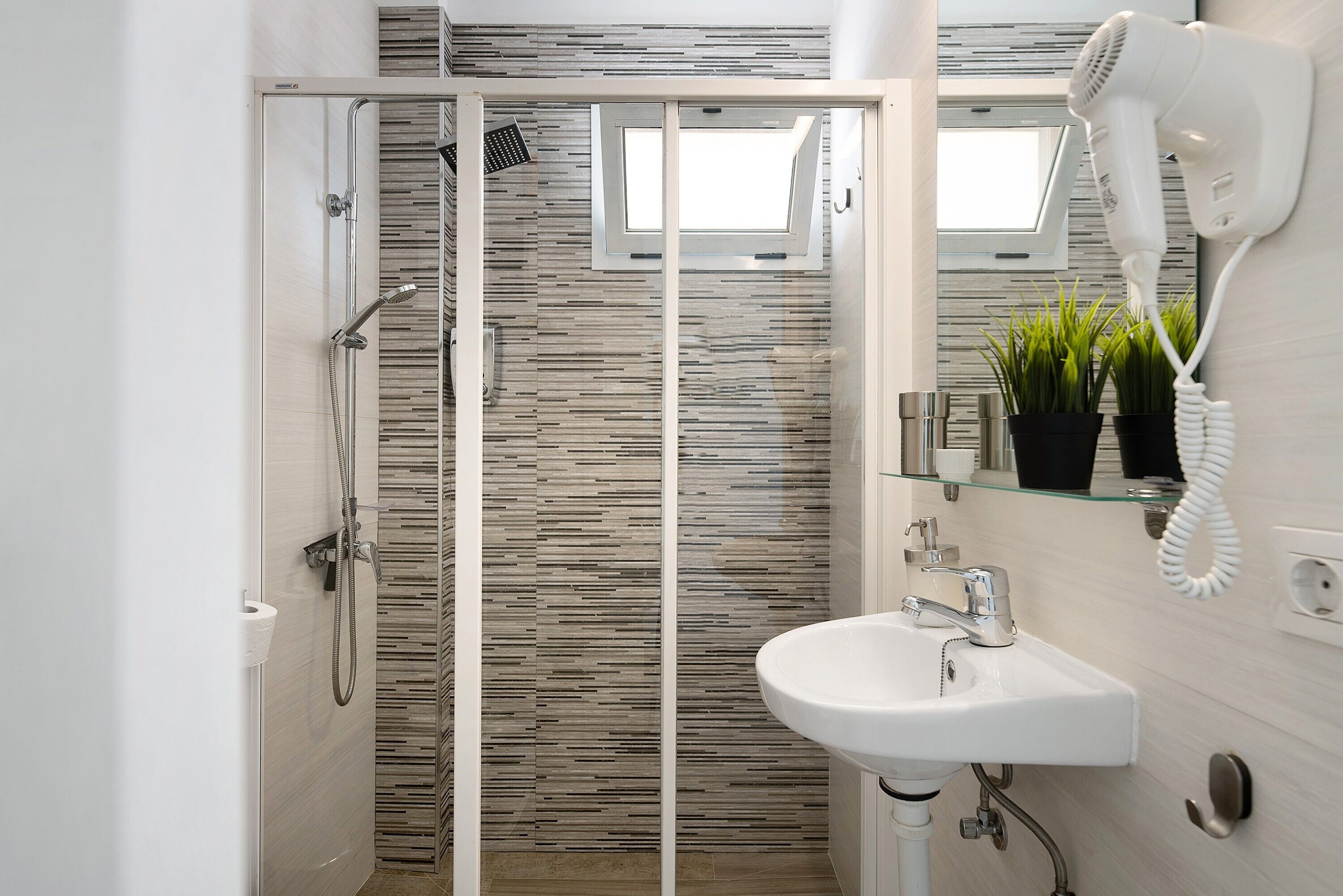 Douche, sèche-cheveux, serviettes fournies