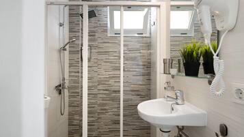 Douche, sĂšche-cheveux, serviettes fournies