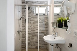 Dusche, Haartrockner, Handtücher