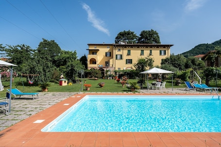 Pool. Holiday Home "Tenuta Il Ponte - Dama" with Shared Pool, Private Garden & Wi-Fi