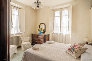 2 عدّة غرف نوم وواي فاي مجانًا وملاءات أسرّة