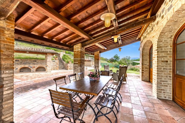 Villa familiar, 3 habitaciones, microondas, junto a la montaña (Villa San Martino) | Restaurante al aire libre