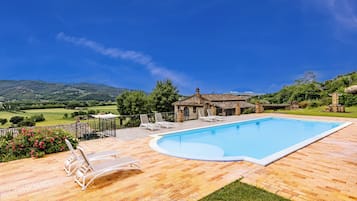 Biệt thự dành cho gia đình, 3 phòng ngủ, lò vi sóng, cạnh núi (Villa San Martino) | Hồ bơi | Hồ bơi ngoài trời phục vụ theo mùa