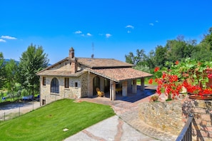 Familienvilla, 3 Schlafzimmer, Mikrowelle, Bergseite (Villa San Martino) | Aussenbereich