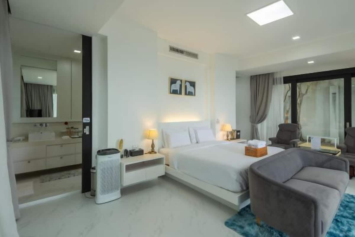 5 bedrooms, free minibar items, blackout drapes, soundproofing