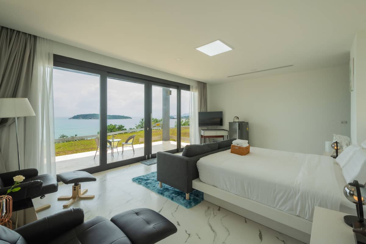 Grand Room, 1 Bedroom | 5 bedrooms, free minibar items, blackout drapes, soundproofing