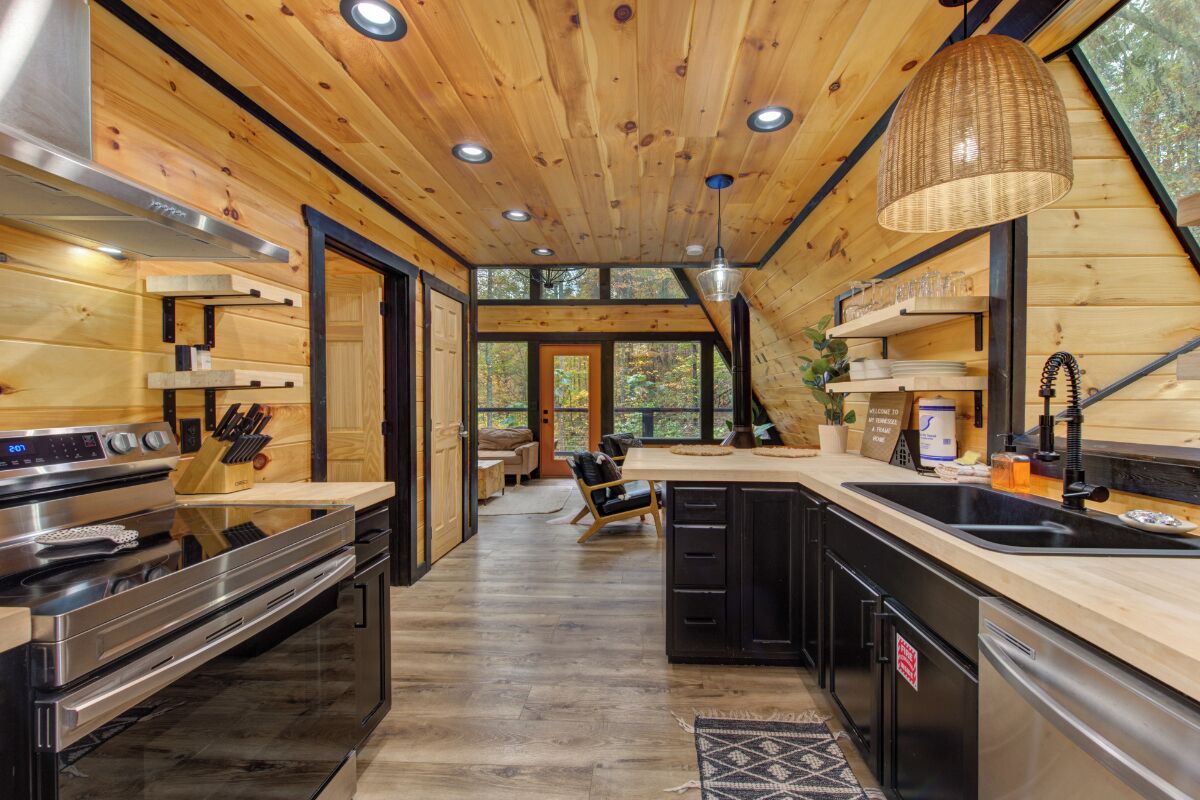 Großer Kühlschrank, Mikrowelle, Ofen, Herdplatte