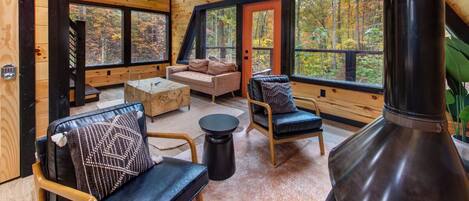 Een televisie en een open haard