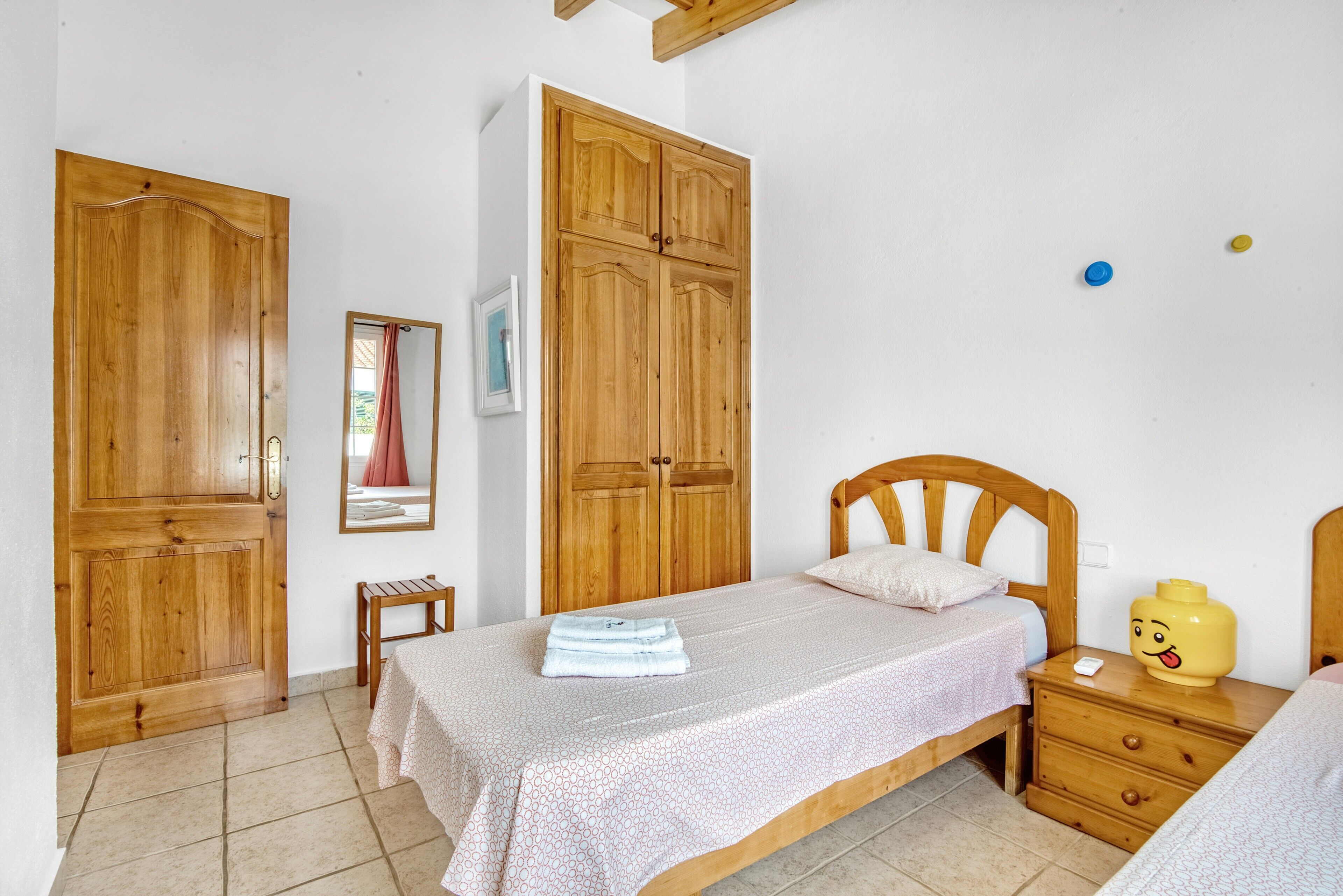 3 室のベッドルーム、WiFi (無料)、ベッドシーツ