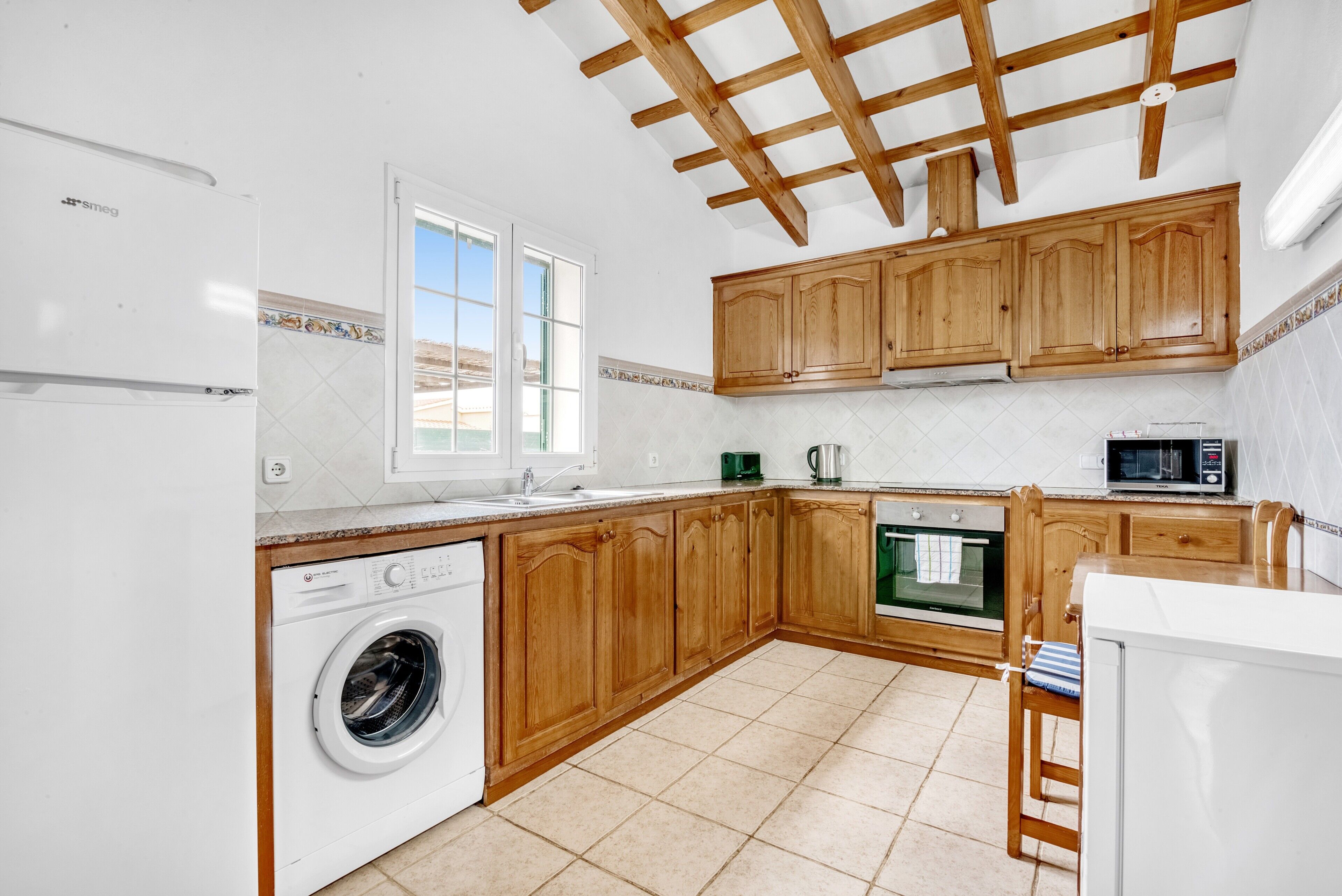 Frigorífico, microondas, horno y placa de cocina