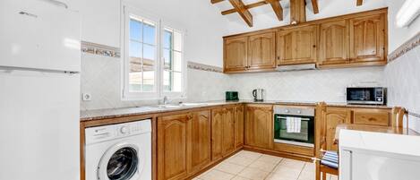 Réfrigérateur, four à micro-ondes, un four, surface de cuisson