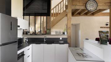 Refrigerador, microondas, horno, placa de cocina