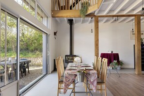 Outdoor dining - Cottages with Shared Pool, Terrace, and Wi-Fi near Le Lude and La Flèche Zoo (Noyant)