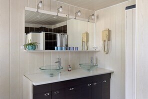 Shower, hair dryer, towels - Cottages with Shared Pool, Terrace, and Wi-Fi near Le Lude and La Flèche Zoo (Noyant)