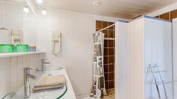 Dusche, Haartrockner, Handtücher