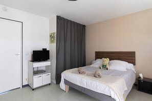 1 habitación, tabla de planchar con plancha, wifi gratis y ropa de cama