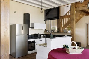 Refrigerador, microondas, horno y parrilla de estufa 