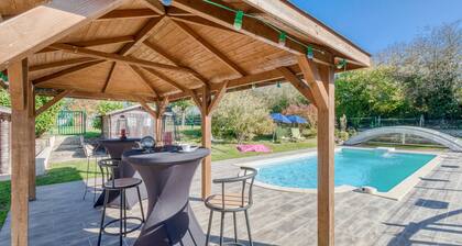 Gites avec piscine partagée, terrasse et Wi-Fi proche du Lude et du zoo de la FlÚche