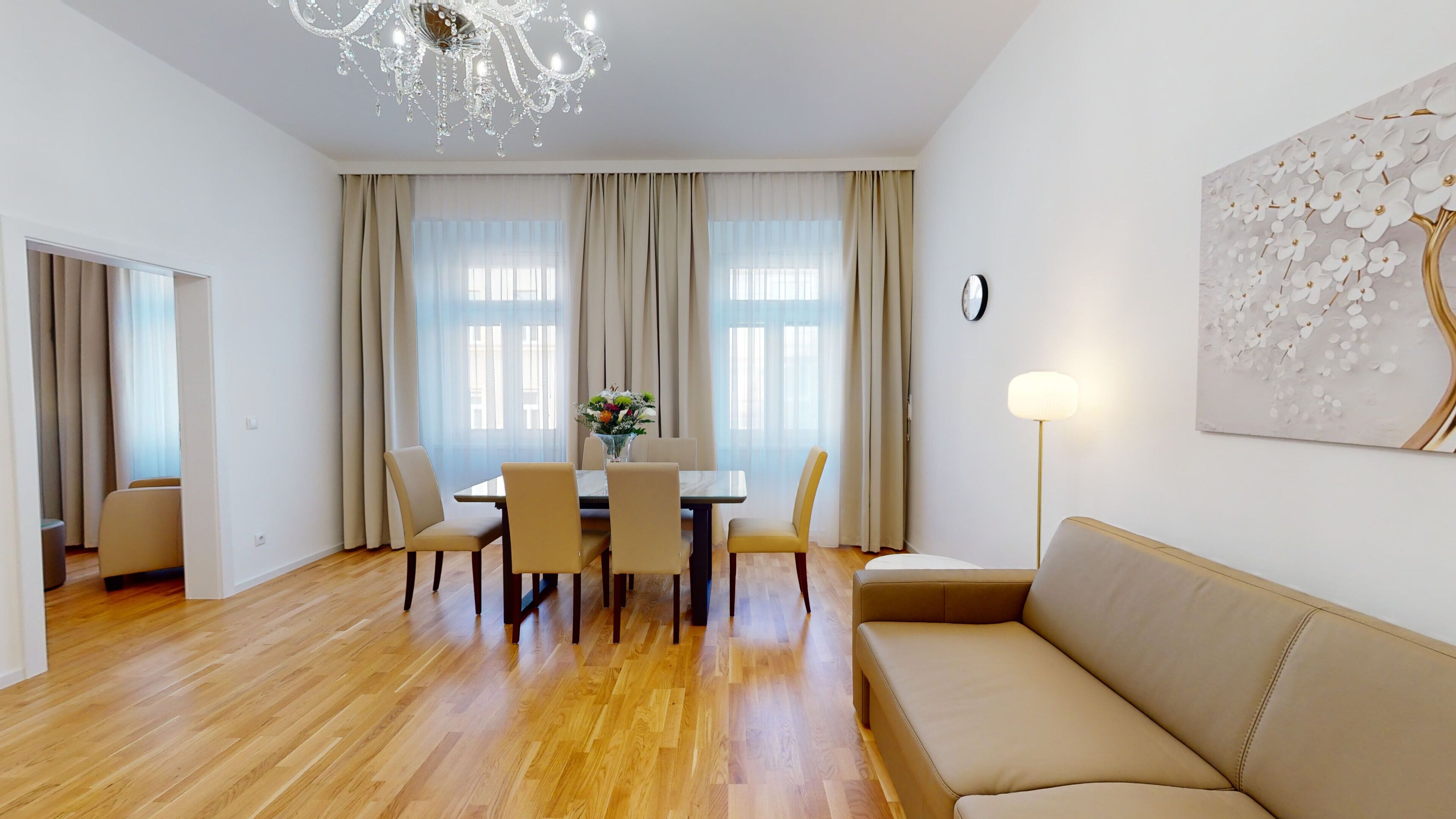 Superior Balcony, Comfort Apartment | Wohnbereich | 40-Zoll-Flachbildfernseher mit Digitalempfang, Arbeitsbereiche