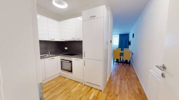 Cloud Comfort, Studio Apartment | Cozinha privada | Geladeira grande, micro-ondas, fogão, cooktop