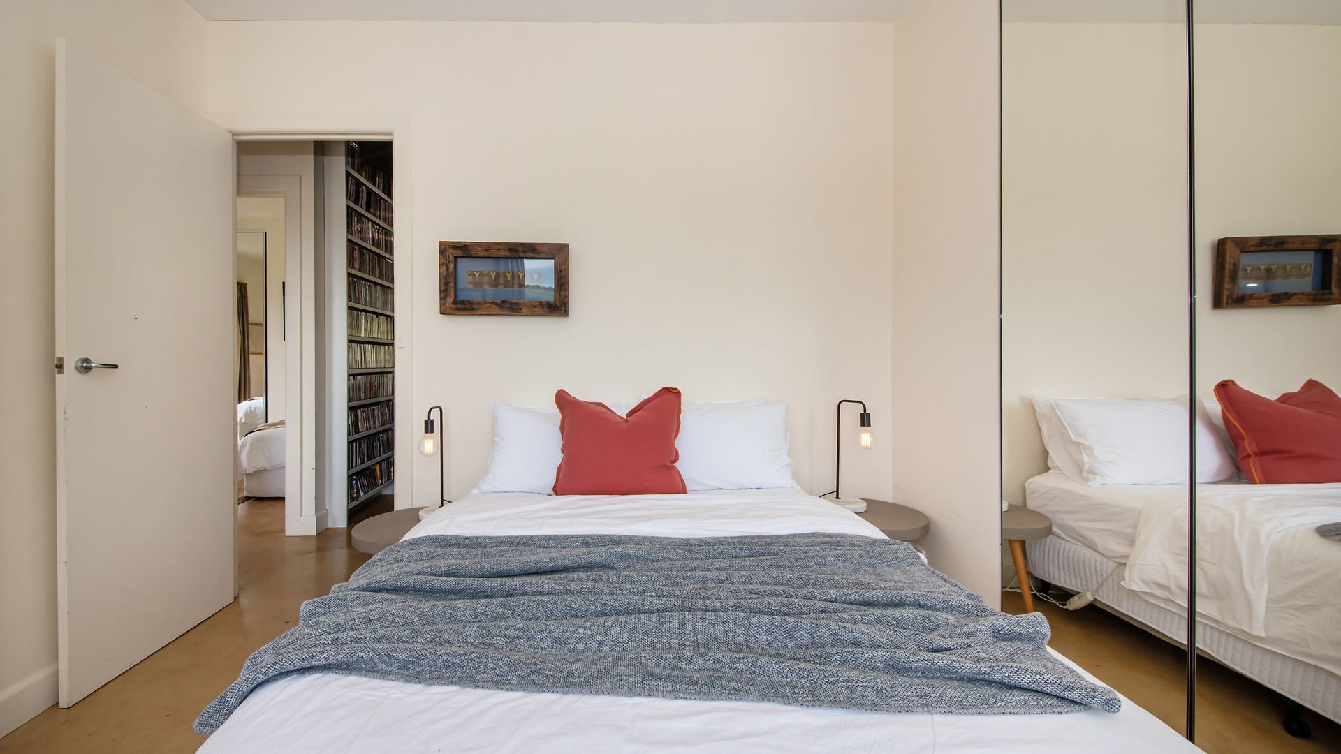 6 habitaciones, tabla de planchar con plancha y cuna de viaje 