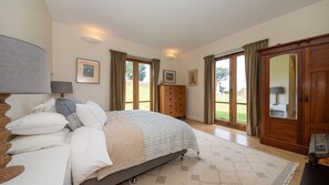 6 bedrooms, iron/ironing board, travel cot, free WiFi