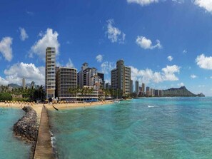 Beach - Modern Condo W/Ocean Views and Lanai - Waikīkī Shore #ph07 (HONOLULU)