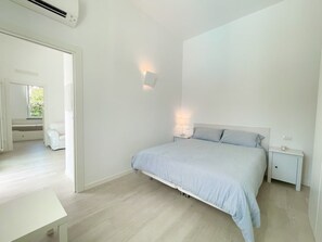 2 habitaciones, tabla de planchar con plancha y cuna de viaje 