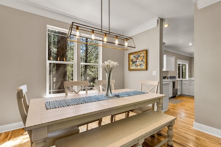 Dining. Modern Cabin Minutes to Flagstaff! Trailside Retreat w/ Trails/Park & 2 Car Garage