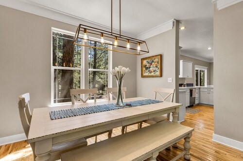 Modern Cabin Minutes to Flagstaff! Trailside Retreat w/ Trails/Park & 2 Car Garage
