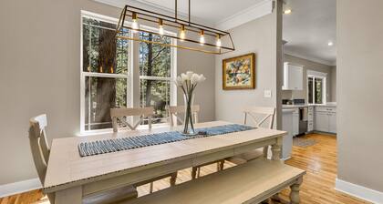 Modern Cabin Minutes to Flagstaff! Trailside Retreat w/ Trails/Park & 2 Car Garage