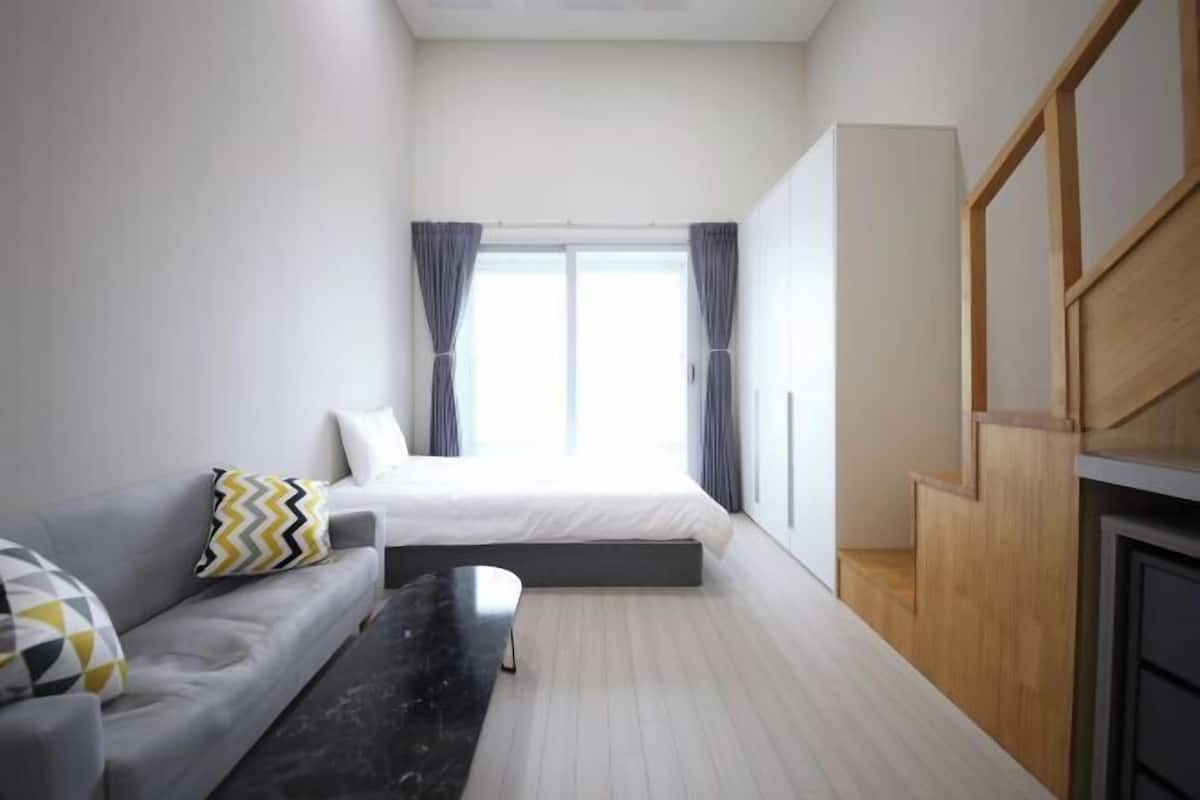 Desk, soundproofing, free WiFi, bed sheets
