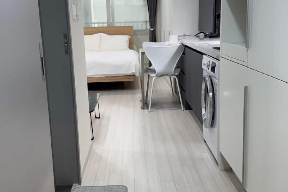 Desk, soundproofing, free WiFi, bed sheets