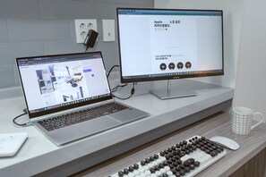 Escritorio, sistema de insonorización, wifi gratis y ropa de cama