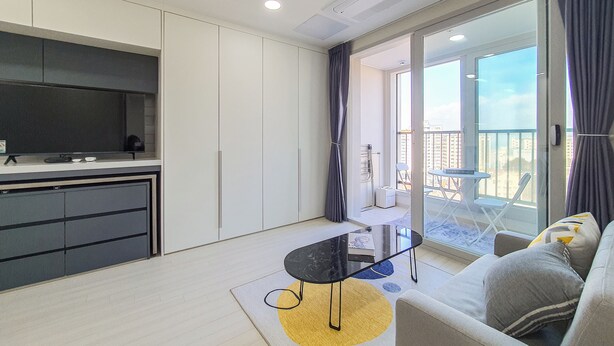 Premium Double Room, City View | Living area | LED TV, Netflix, streaming services - Jeju Centerpoint N Residence (Jeju City)