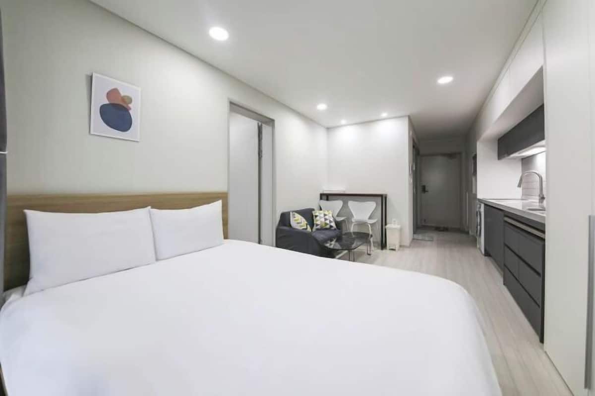 Desk, soundproofing, free WiFi, bed sheets