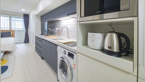 Standard Double Room | Private kitchen | Fridge, microwave, stovetop, electric kettle - Jeju Centerpoint N Residence (Jeju City)