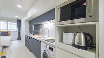 Habitación doble estándar | Cocina privada | Refrigerador, microondas, parrilla de estufa y tetera eléctrica