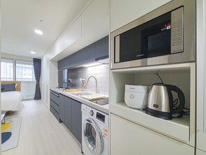 Kahden hengen standard-huone | Yksityinen keittiö | Jääkaappi, mikroaaltouuni, liesi, vedenkeitin