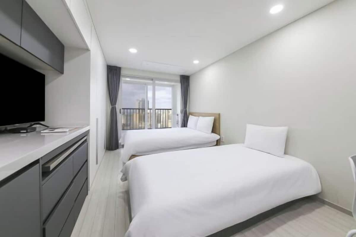 Desk, soundproofing, free WiFi, bed sheets