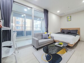 Kahden hengen kaupunkihuone, kaupunkinäköala | Työpöytä, äänieristys, ilmainen Wi-Fi, vuodevaatteet